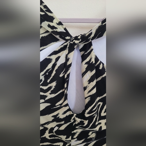 Chic Black and White Abstract Print Dress - Picture 4 of 16